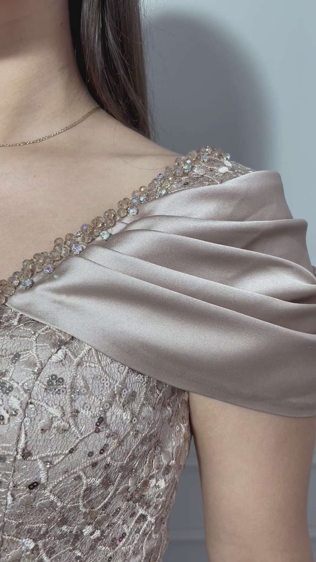 Rochie Cassie lungă aplicații paiete și pietre trena lungă din satin