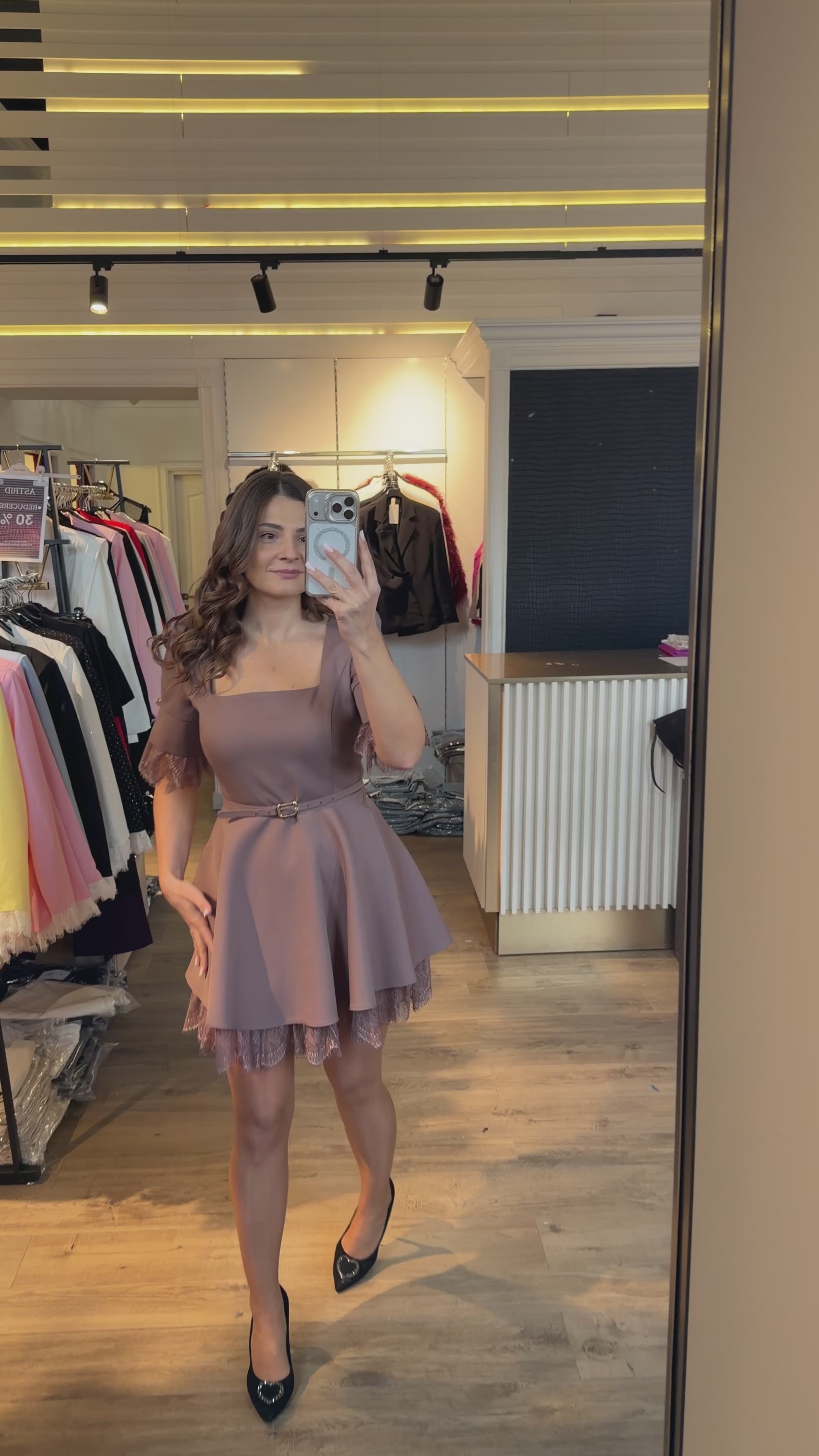 Rochie Eve scurtă în cloș cu dantelă și curea în talie