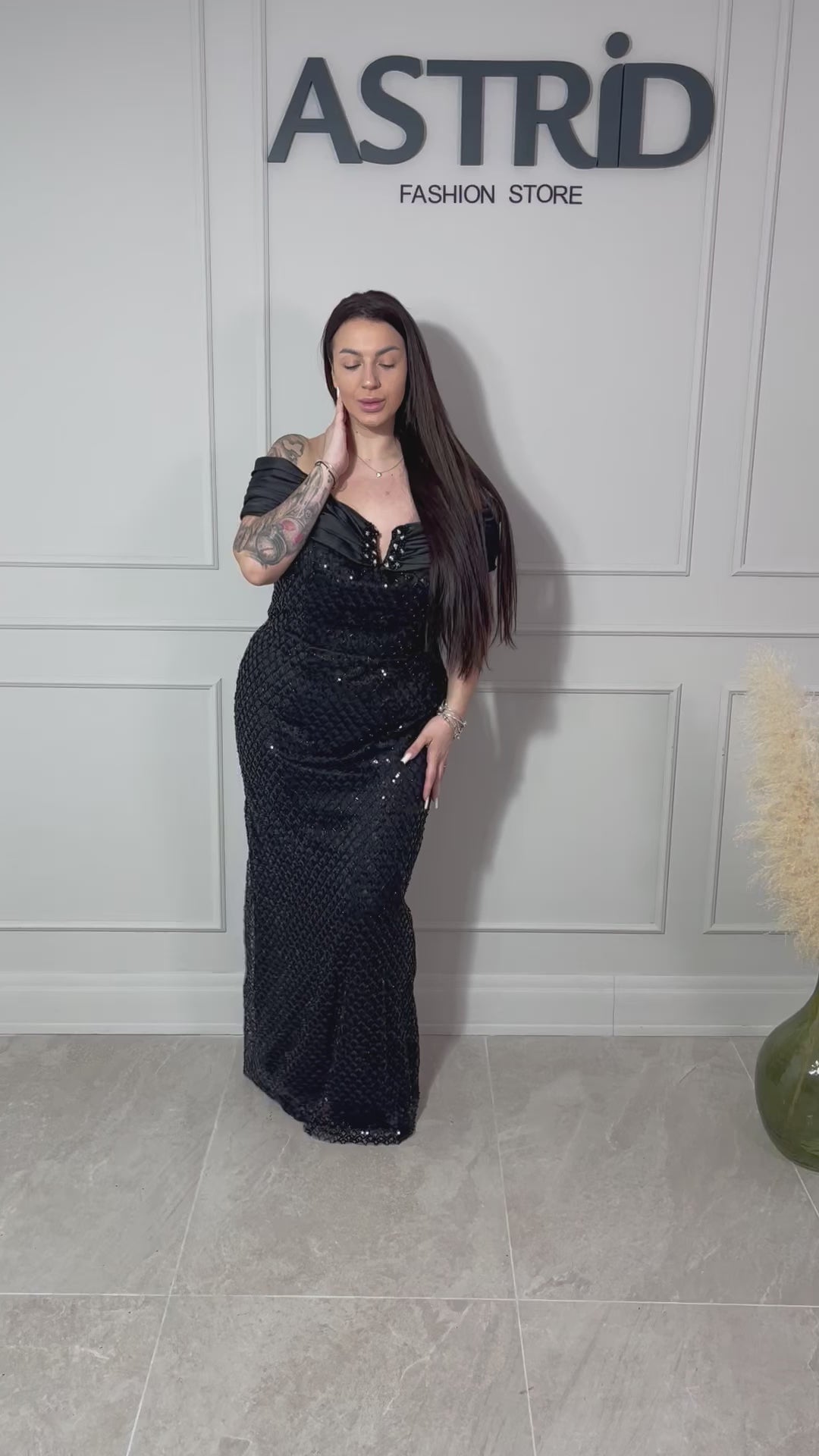 Rochie Selena lungă neagră cu aplicații paiete si decolte tip bărcuță