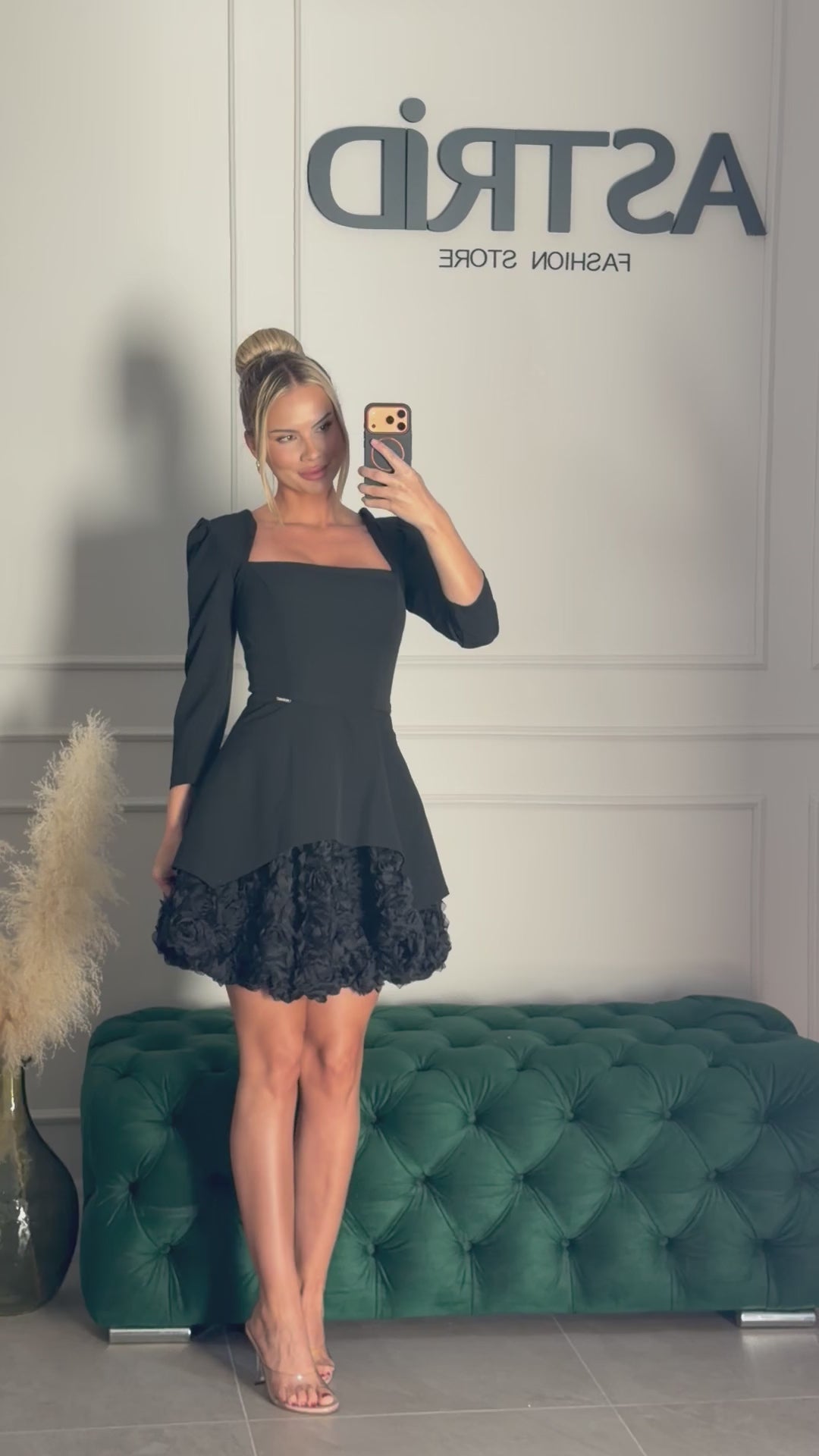 Rochie Althea scurta in clos cu aplicatii flori 3D