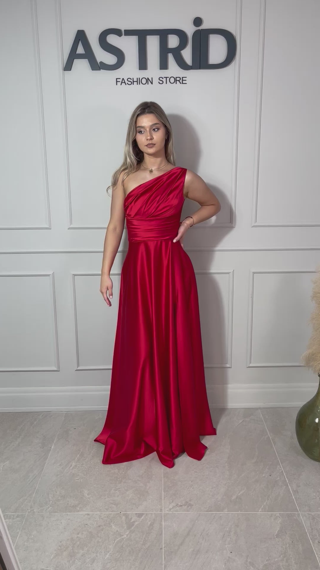 Rochie Jasmin lungă din satin pe un umăr falduri la bust și talie