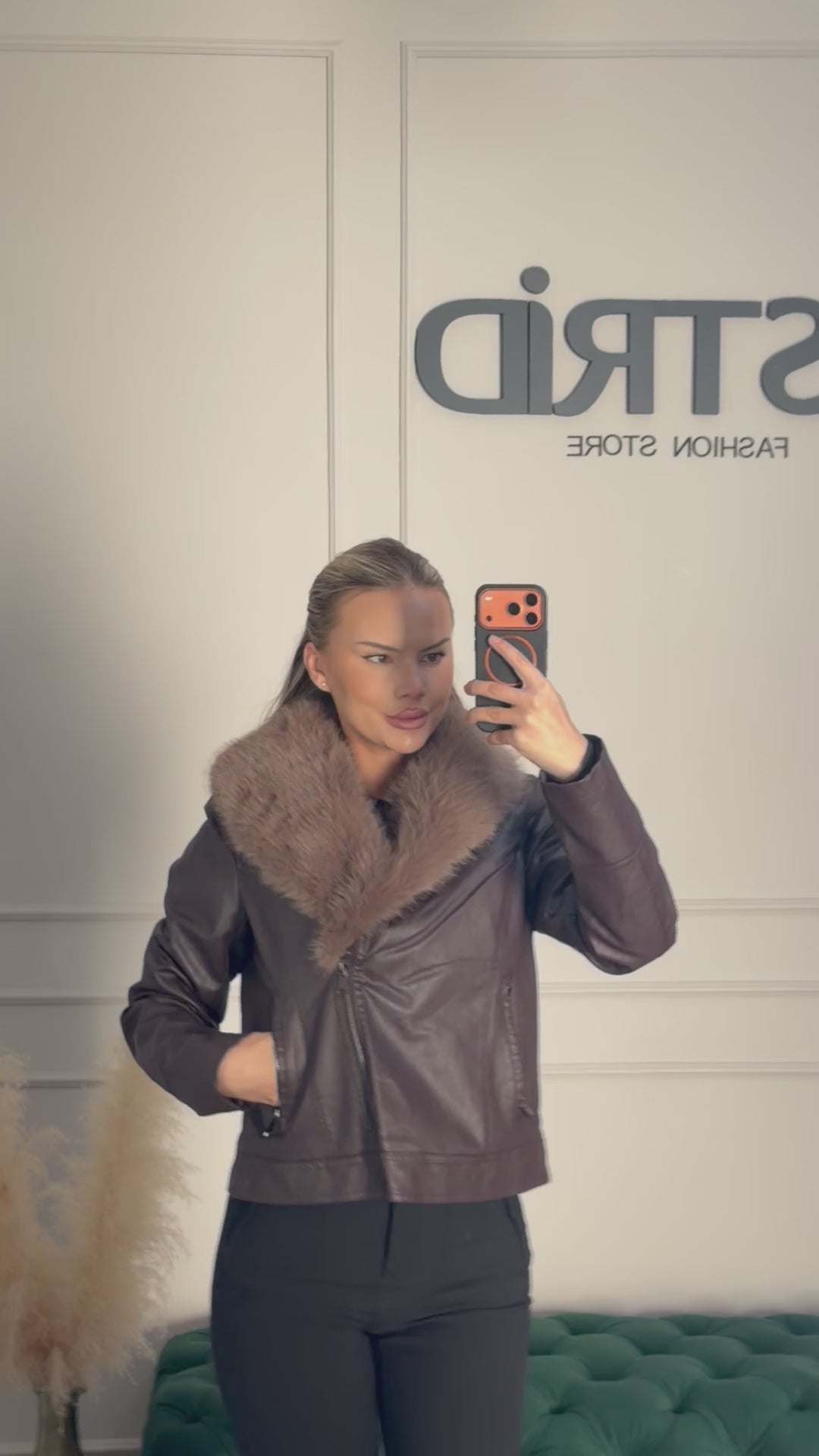 Geaca Adelyn din piele eco si guler din blana artificiala