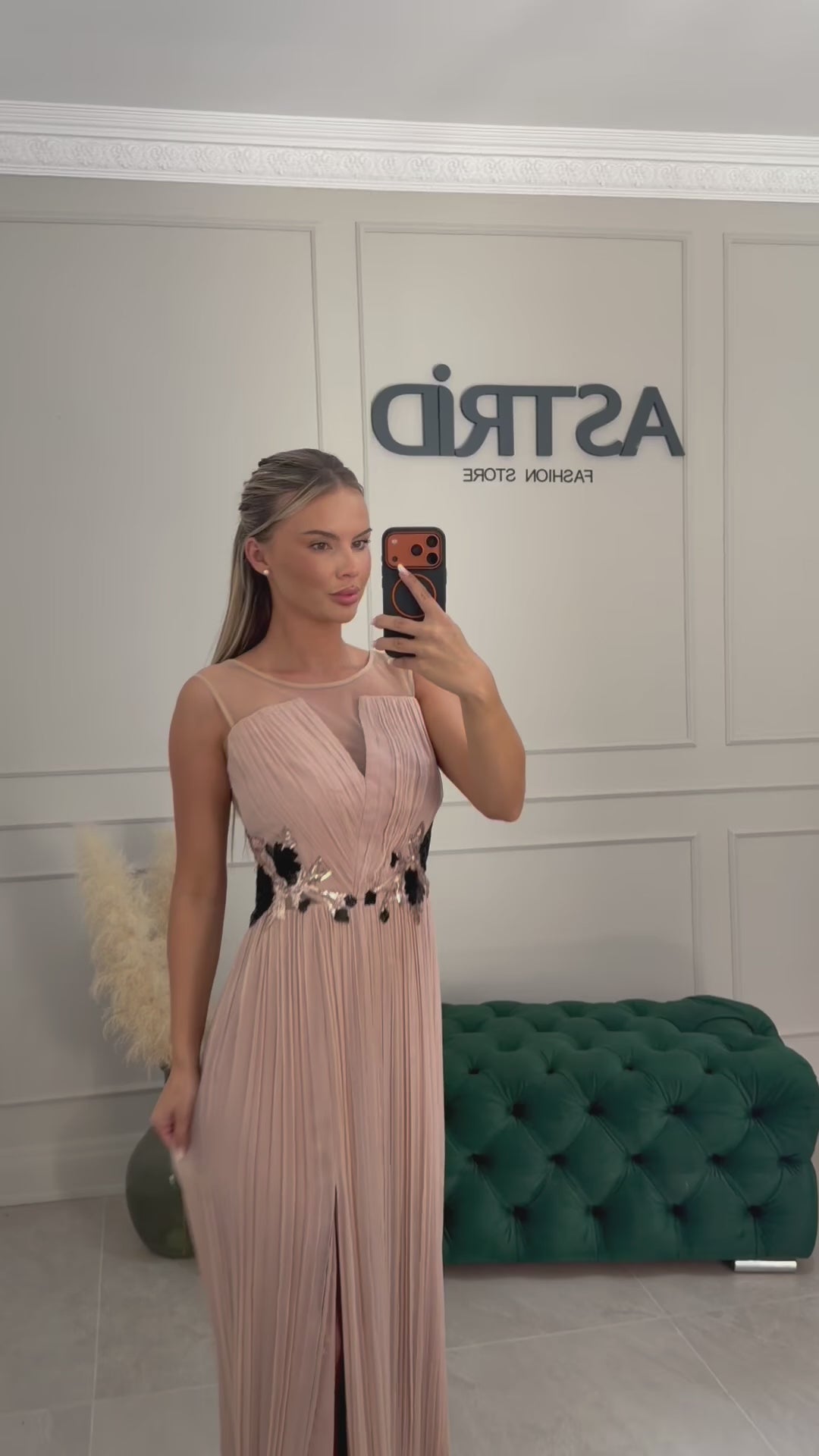 Rochie Darcie lunga neagra din mătase naturală si talie accesorizata cu flori