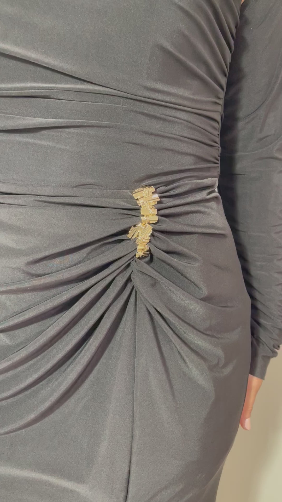 Rochie Vanessa lungă neagră crăpătură pe picior accesoriu auriu în talie și mânecă detașabilă