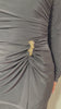 Rochie Vanessa lungă neagră crăpătură pe picior accesoriu auriu în talie și mânecă detașabilă