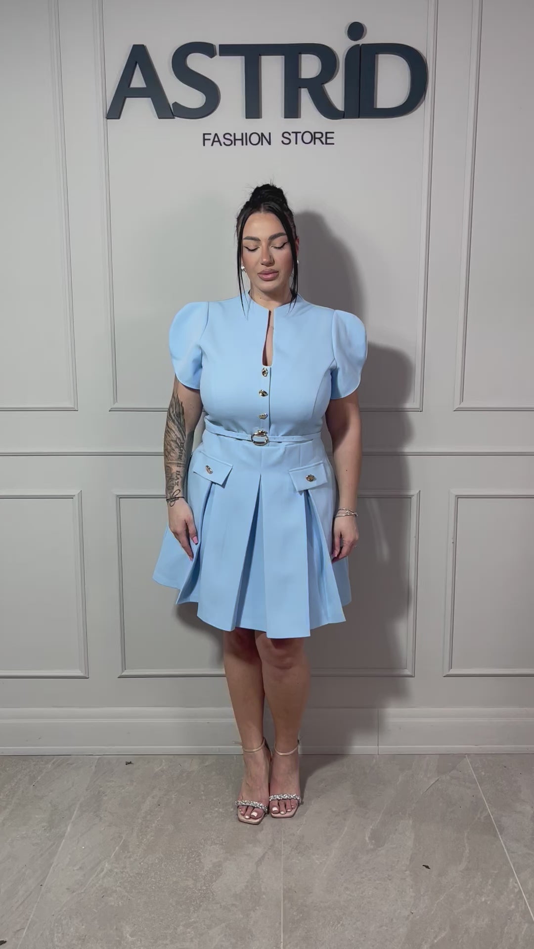 Rochie Shara scurtă în cloș cu nasturi aurii și curea în talie