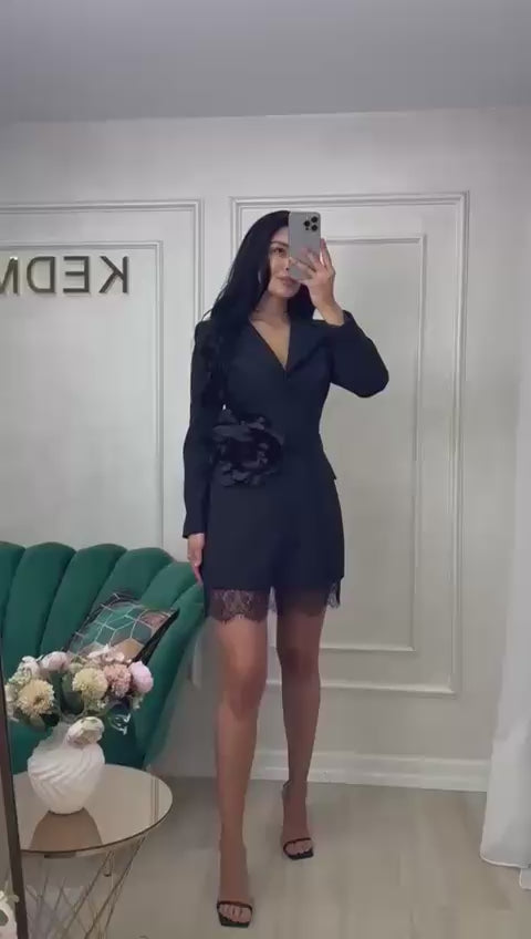 Rochie Ayana tip sacou cu dantelă și curea în talie