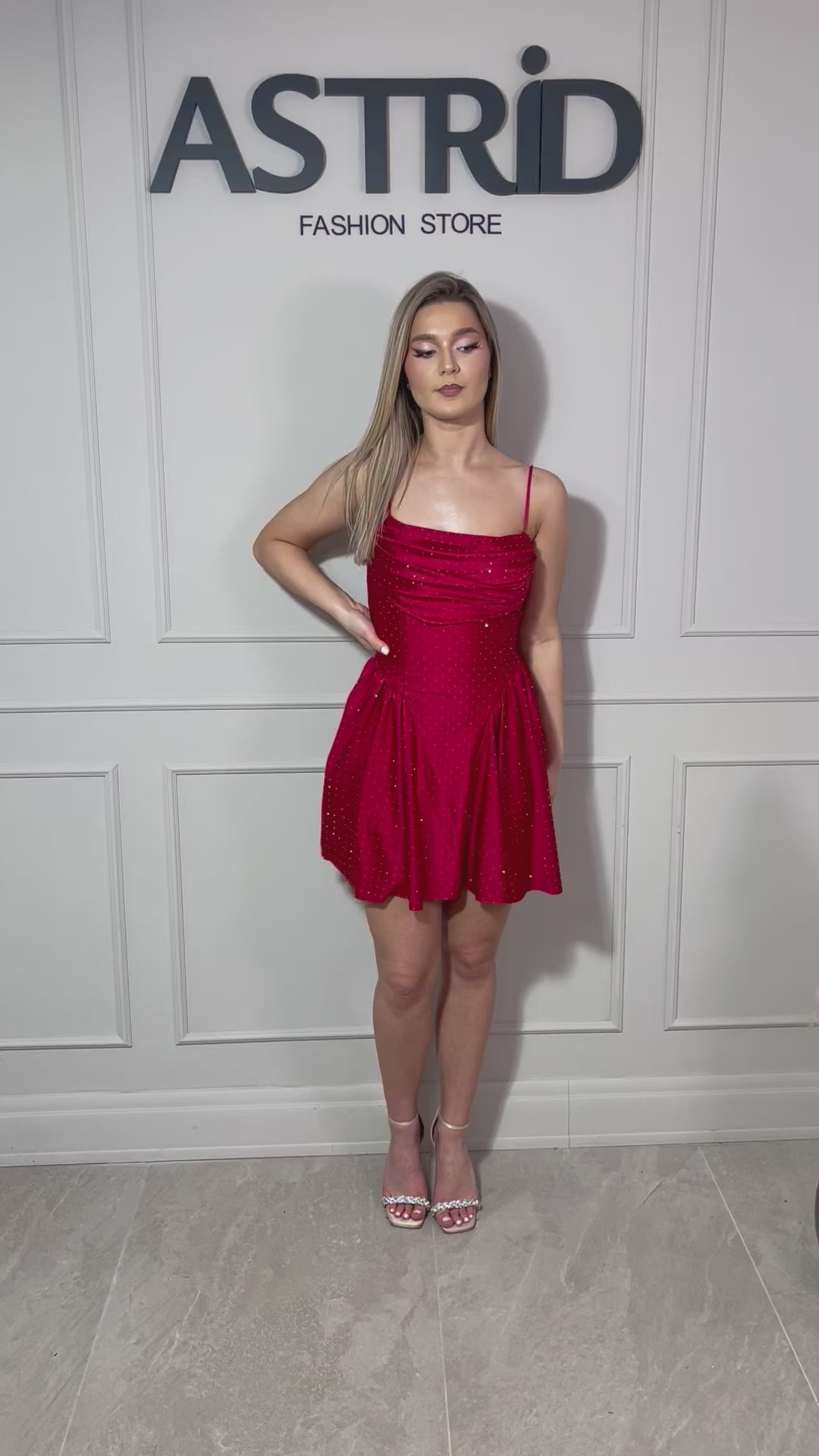 Rochie Eva scurtă în cloș cu aplicații pietre