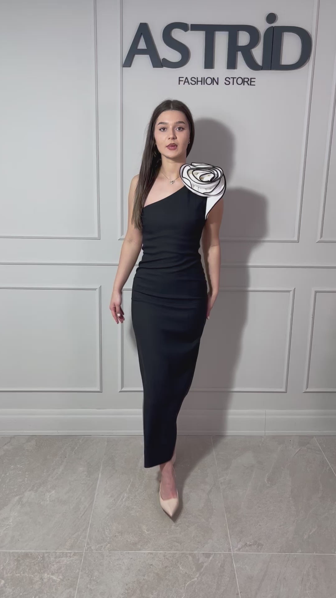 Rochie Kleo lungă pe un umăr cu accesoriu floare