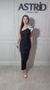 Rochie Kleo lungă pe un umăr cu accesoriu floare