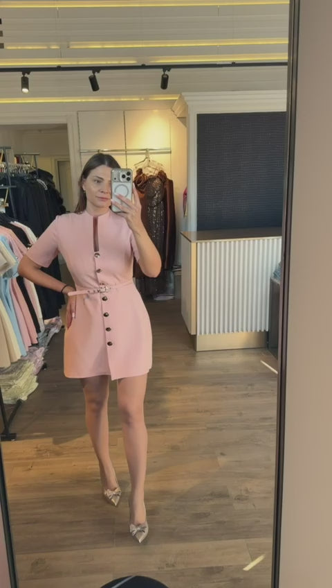 Rochie Clara în cloș cu nasturi aurii și curea în talie