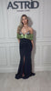 Rochie Elegance lungă aplicații pietre la bust mâneci căzute și crăpătură pe picior