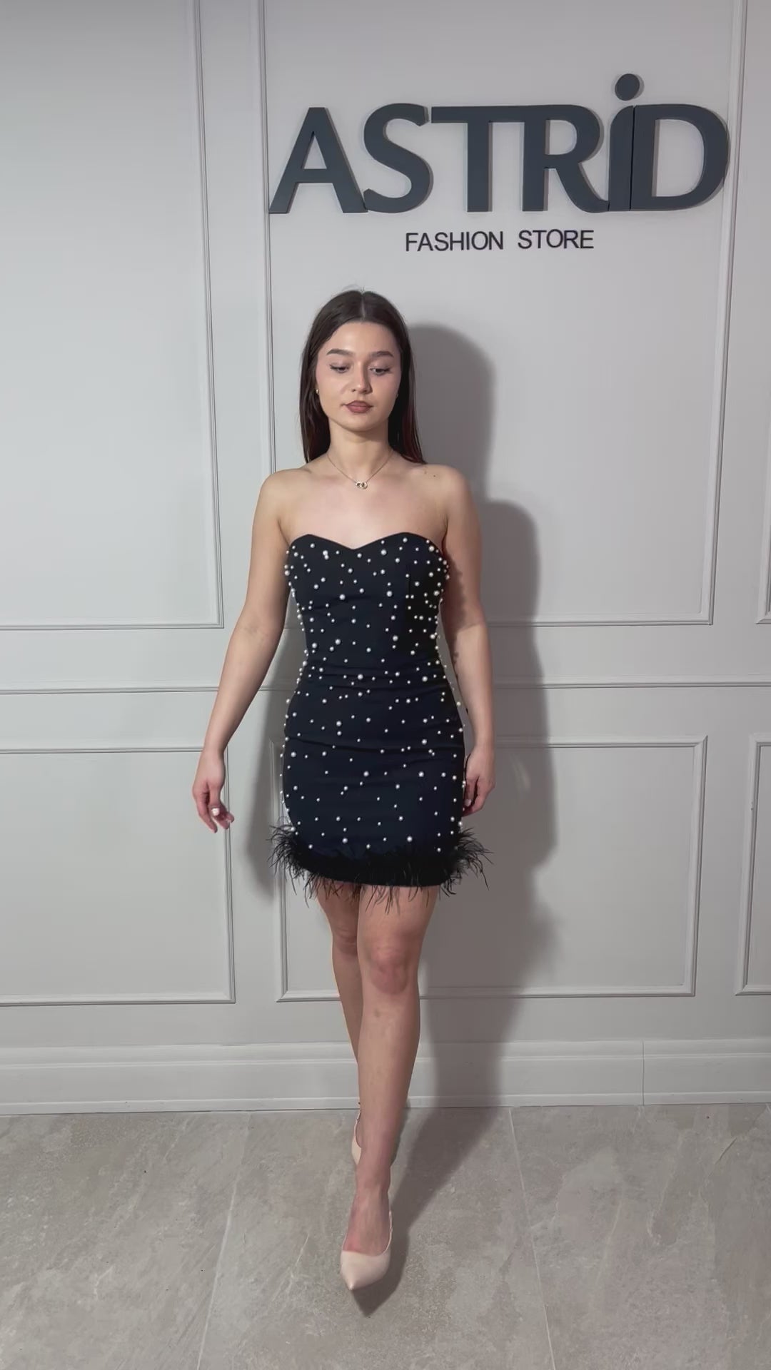 Rochie Dalida scurtă cu aplicații perle și pene