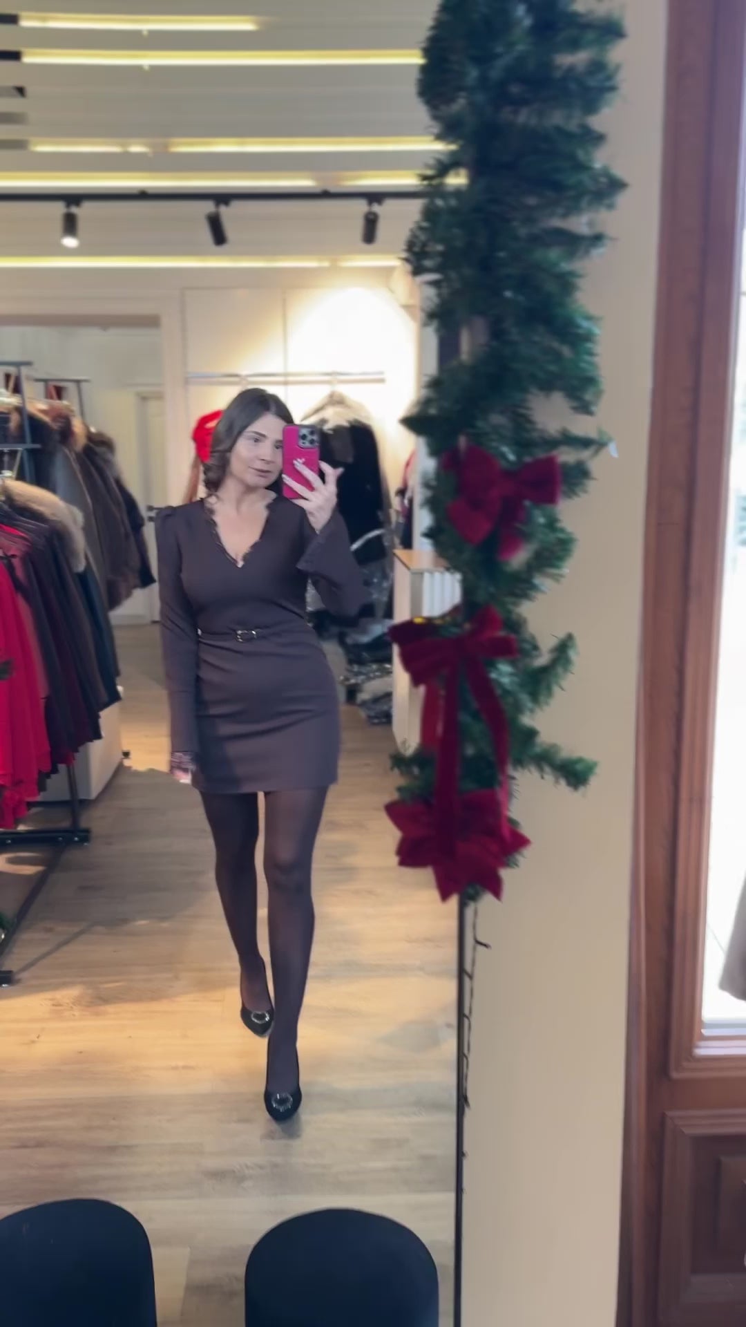 Rochie Gloria mânecă clopot și aplicații dantelă la decolteu și manșetă