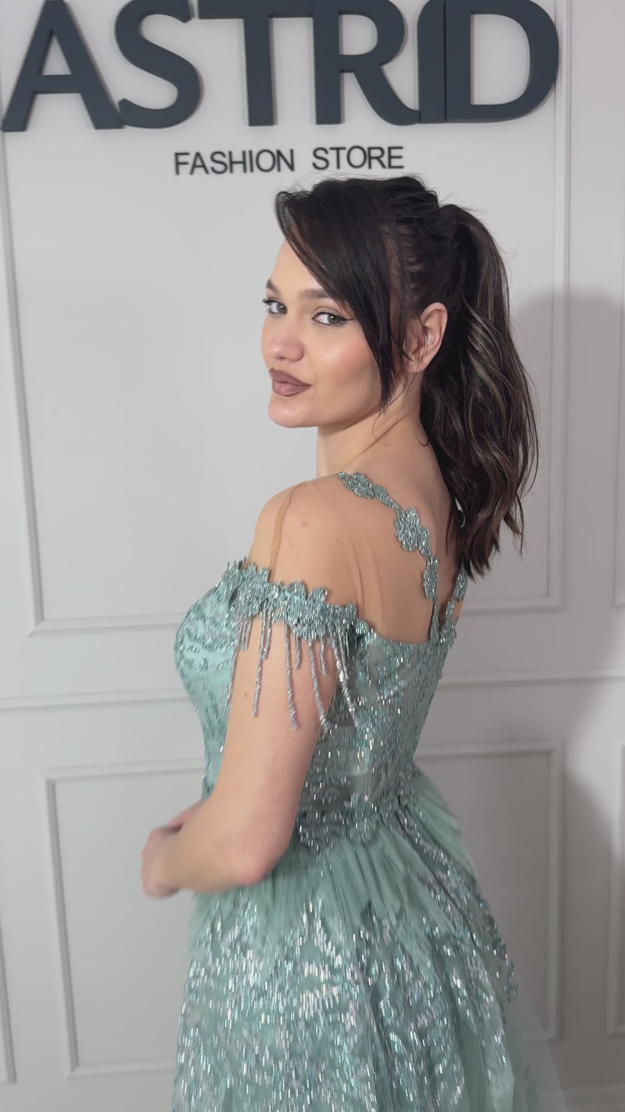 Rochie Hannah lungă aplicații pietre sclipici trenă din tiul și crăpătură pe picior