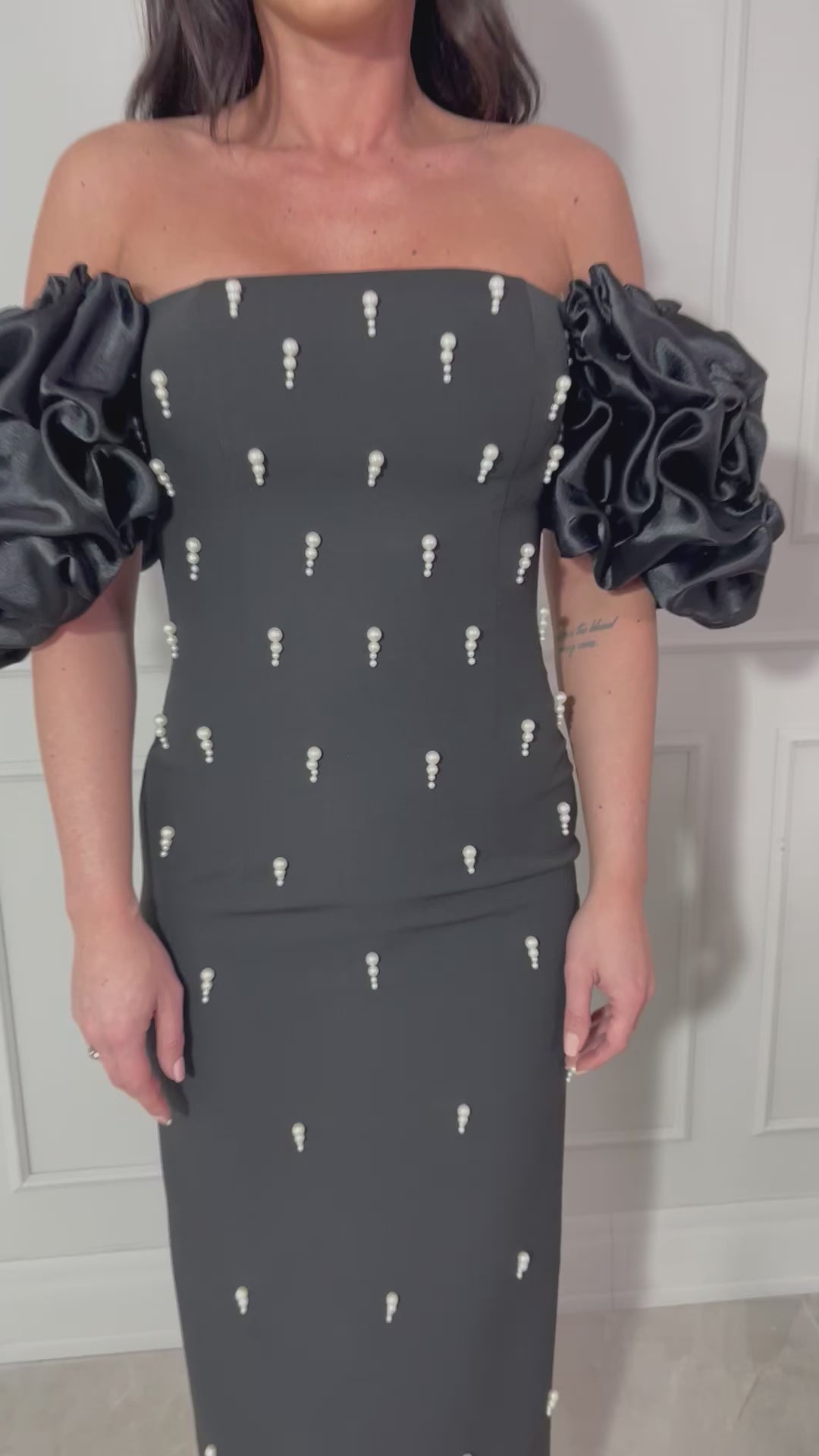 Rochie Kleo midi neagră cu aplicații perle și mâneci bufante