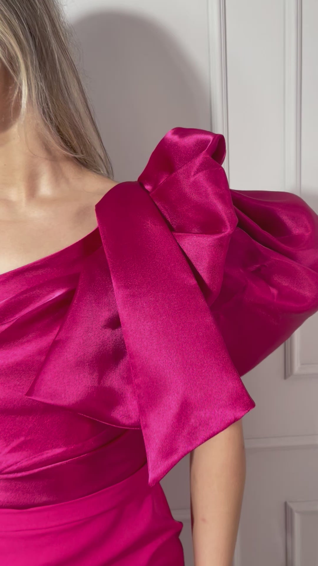 Rochie Sofia midi fucsia funda din satin pe umăr