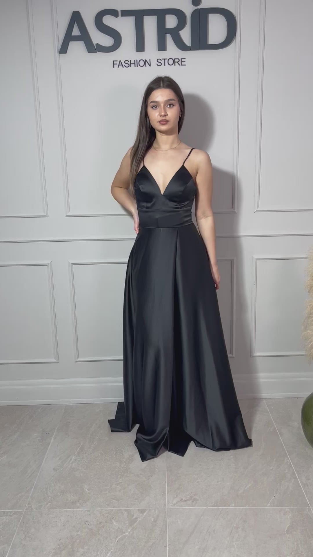 Rochie Cecilia lungă din satin bretele subțiri și crăpătură pe picior