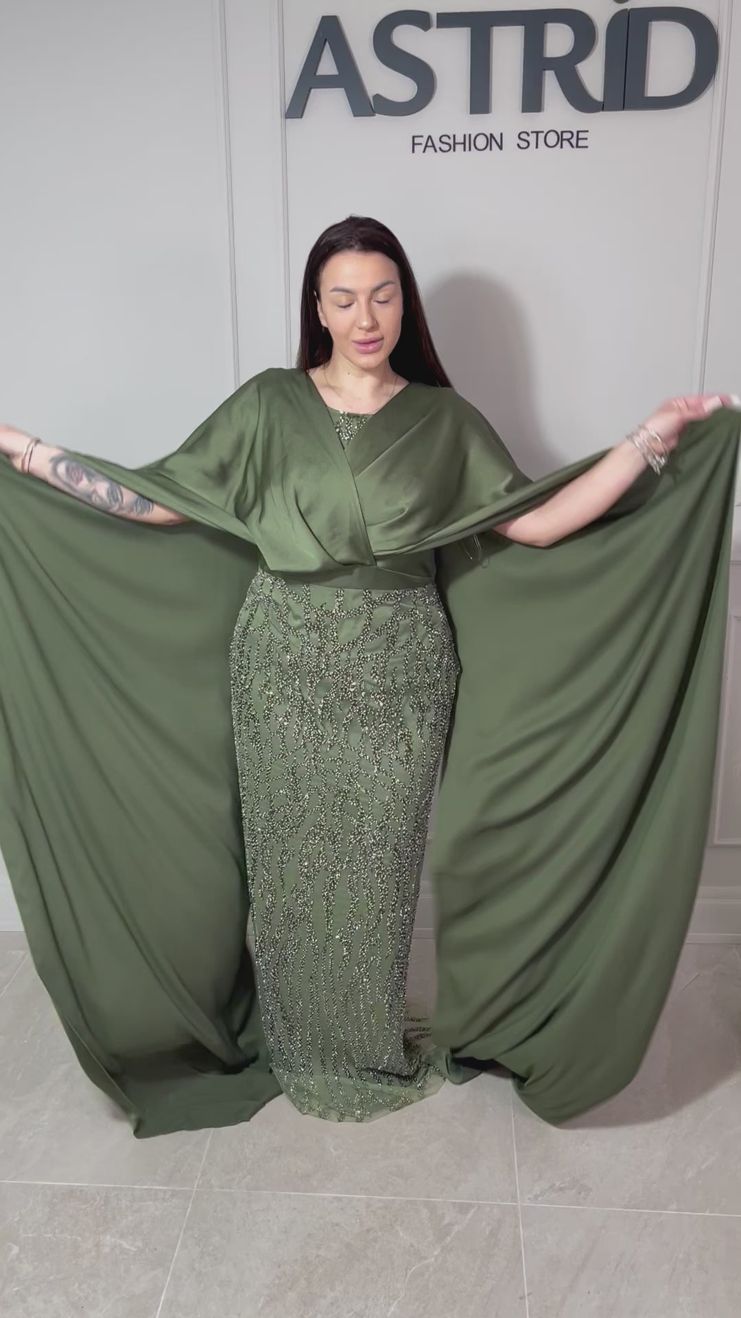 Rochie Olimpia lungă cu trenă și aplicații sclipici și paiete