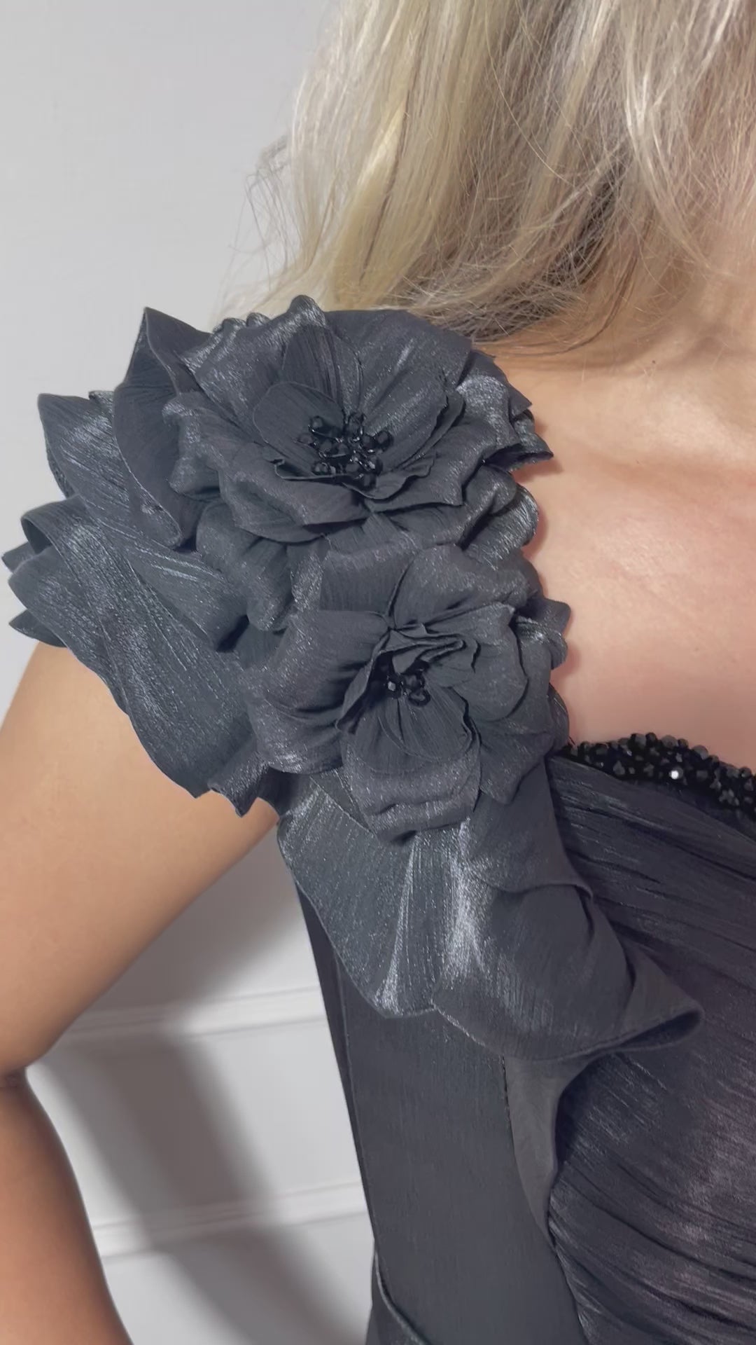 Rochie Ella lungă din voal plisată pe un umăr accesorizata cu flori