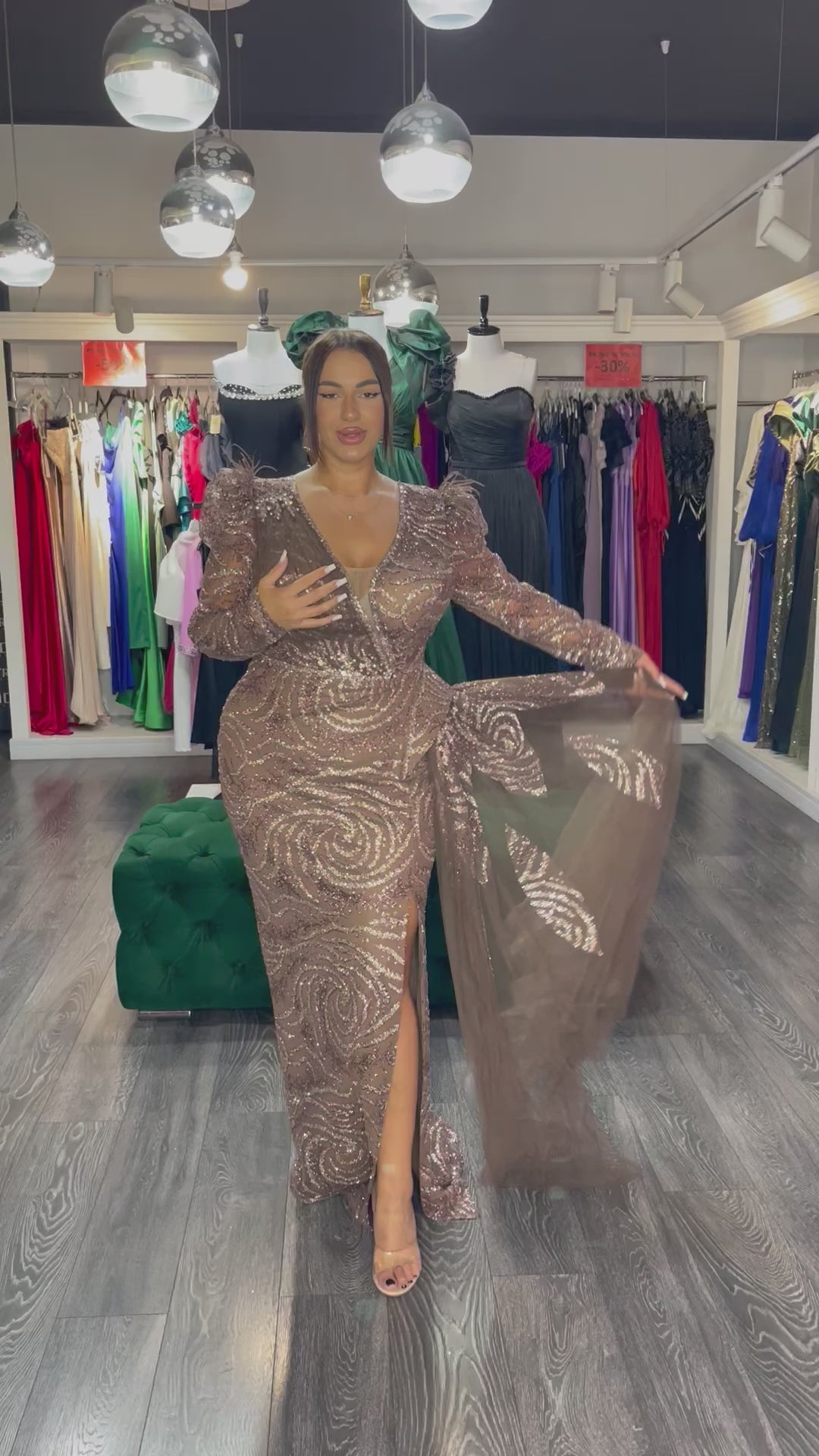 Rochie Scarlett lungă pe corp cu mânecă lungă aplicații sclipici și pietre trenă laterală