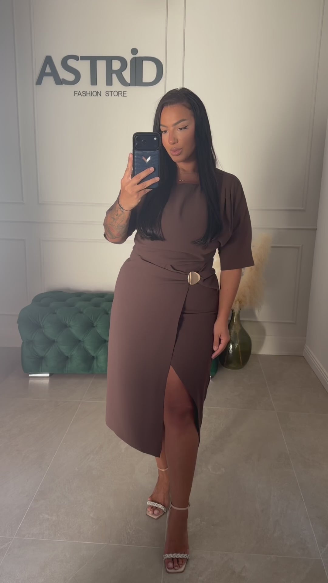 Rochie Charity midi cu ceapatura pe picior si brosa aurie decorativă