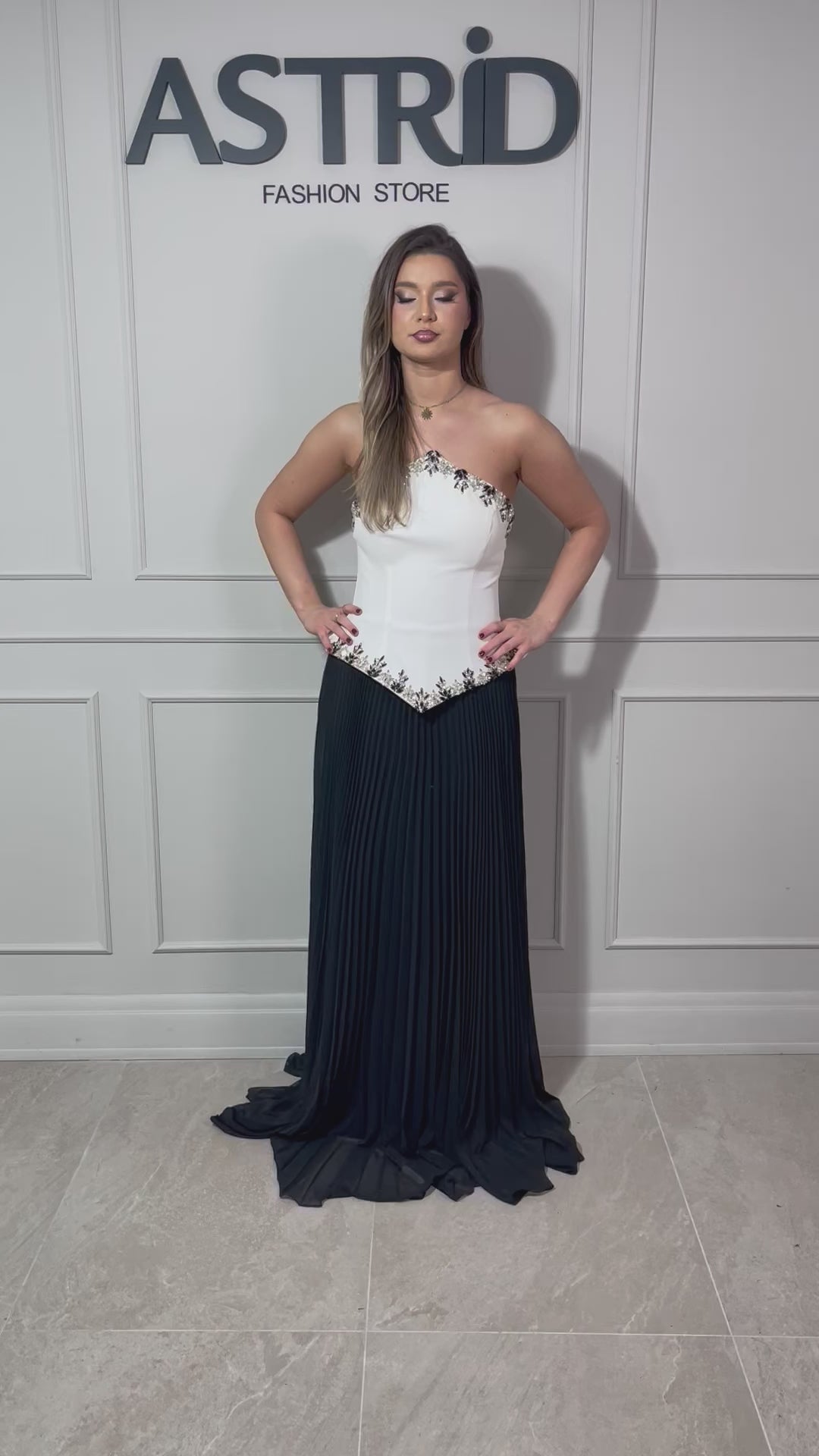 Rochie Carlia lungă plisată în partea de jos și corset alb cu aplicații pietre