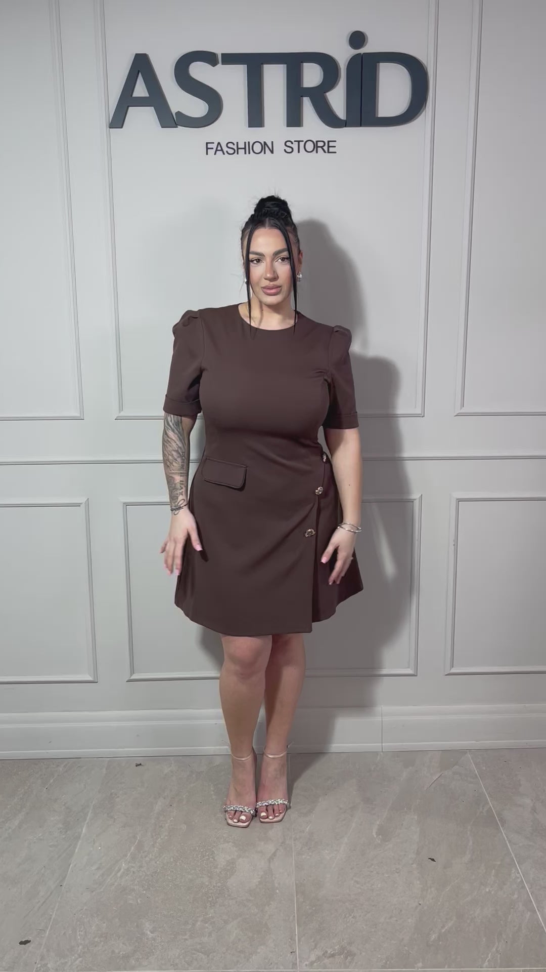 Rochie Alma scurtă cu nasturi aurii și buzunar