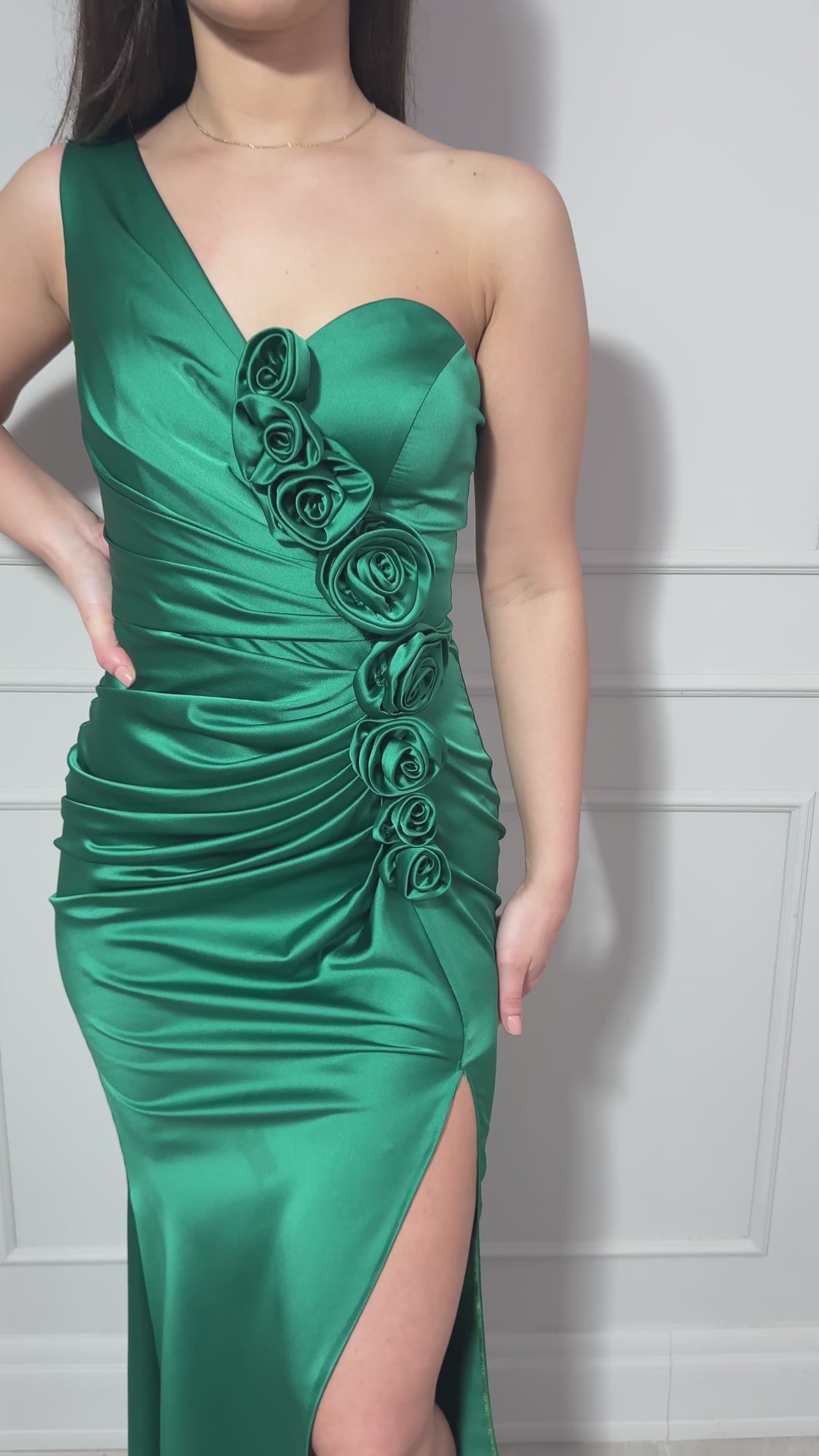 Rochie Ivy lungă din satin pe un umăr cu aplicații trandafiri