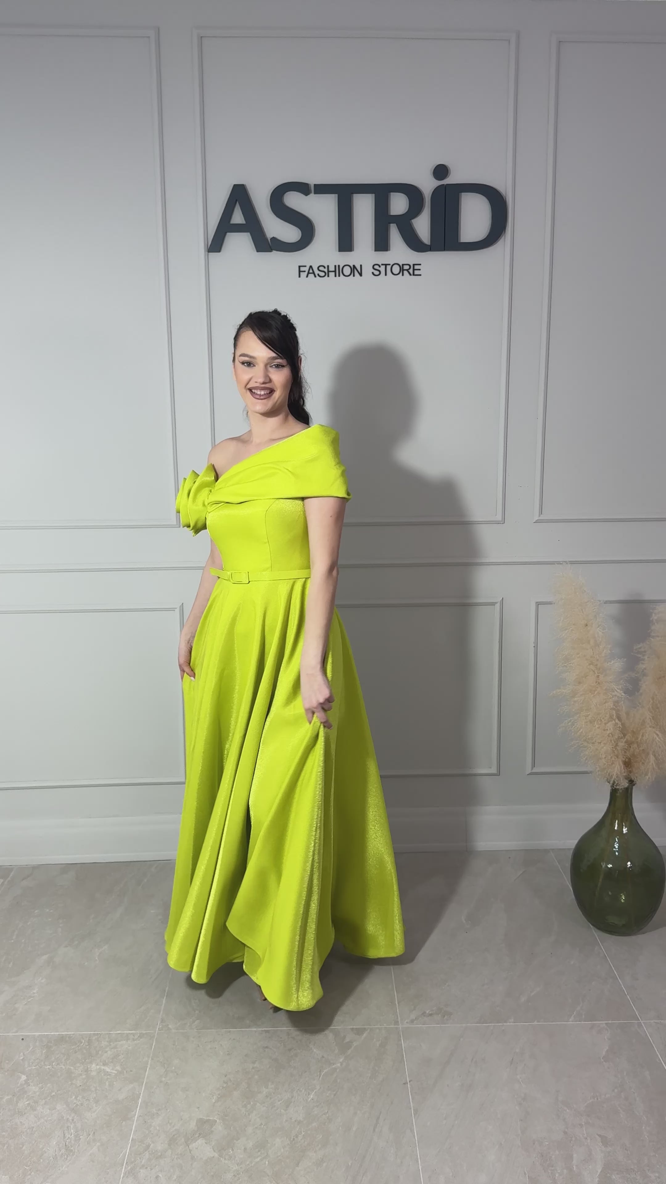 Rochie Perlă lungă pe un umăr curea în talie și flori pe umăr