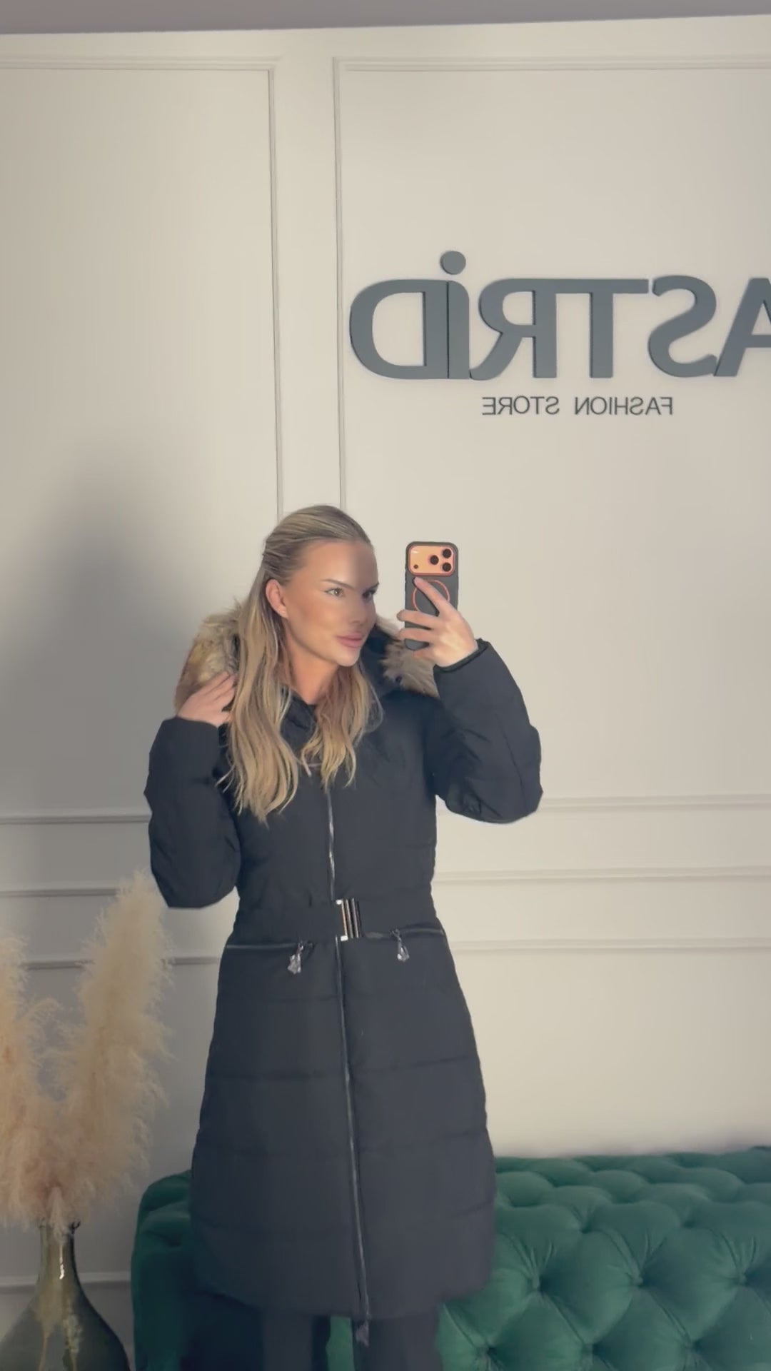 Geaca Aniela lunga neagra cu gluga din blana detasabila si curea