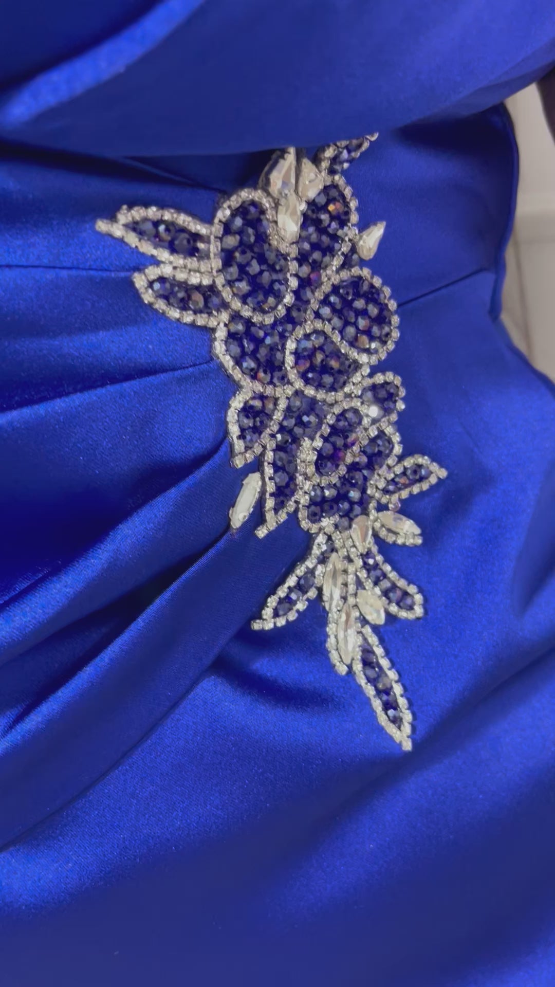 Rochie Caro midi din satin cu aplicații pietre talie