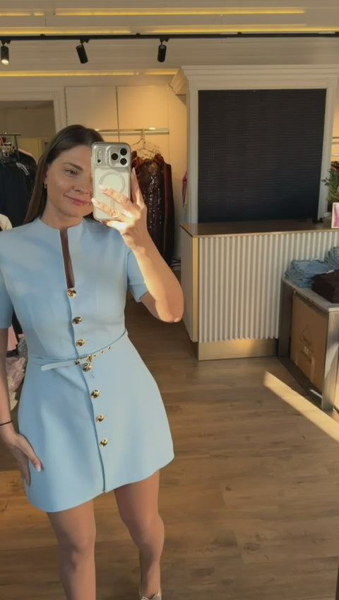 Rochie Clara în cloș cu nasturi aurii și curea în talie