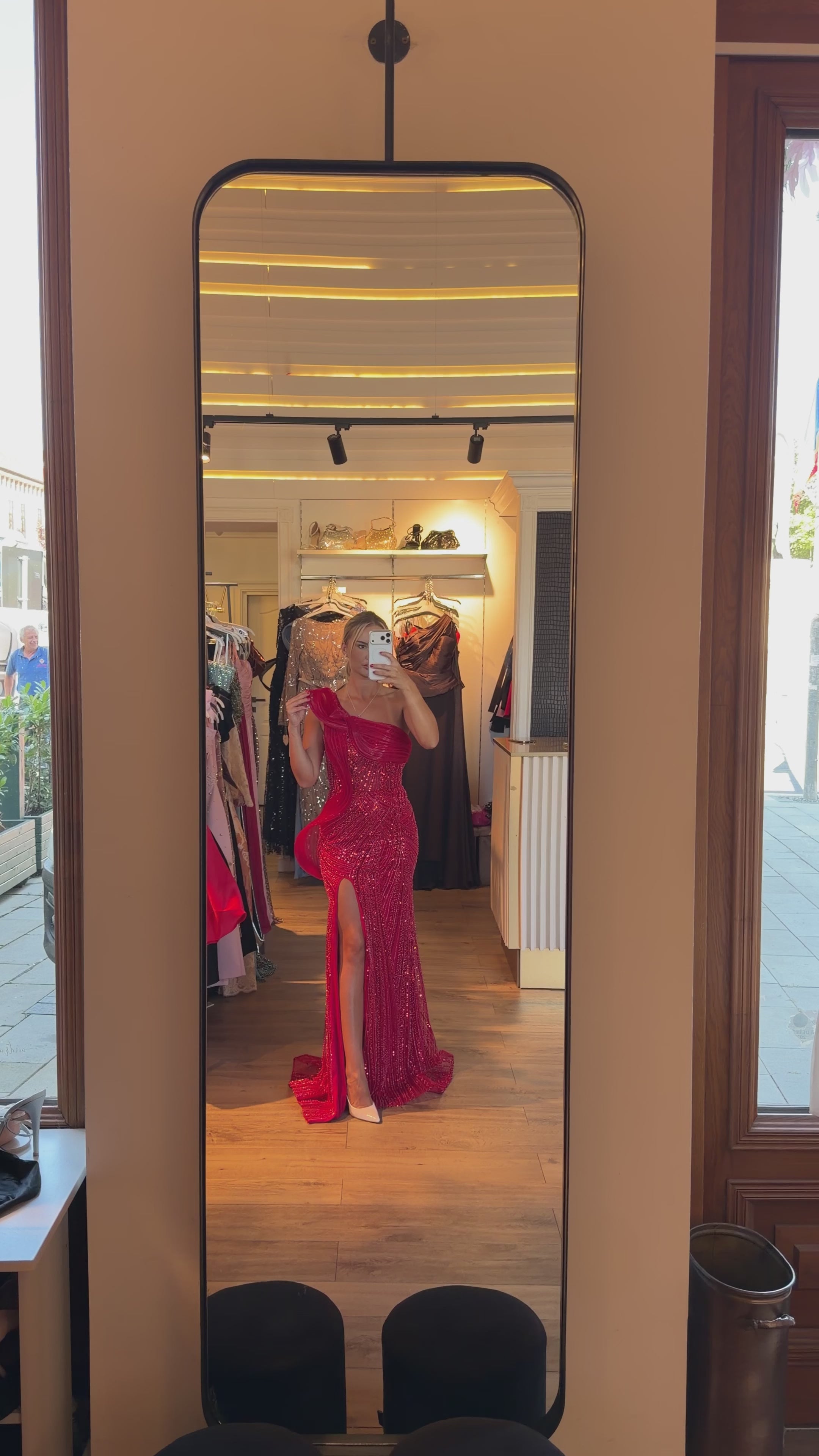 Rochie Anais lunga din pietre pe un umar si crapatura pe picior