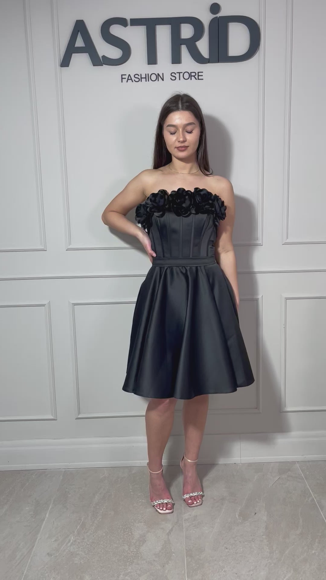 Rochie Alicia scurtă în cloș cu aplicații trandafiri la bust