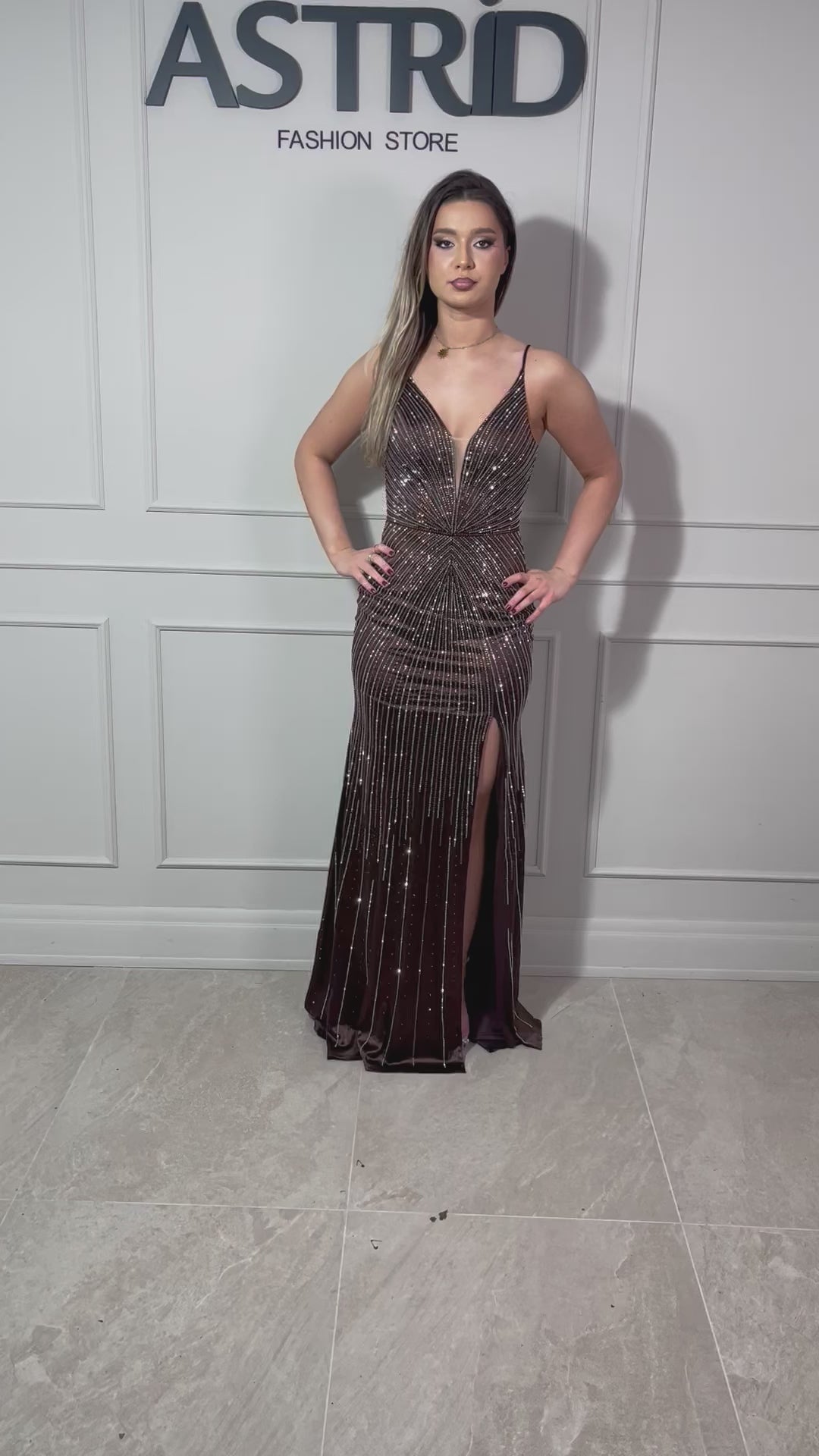 Rochie Caro lungă din satin cu aplicații pietre și închidere pe corset