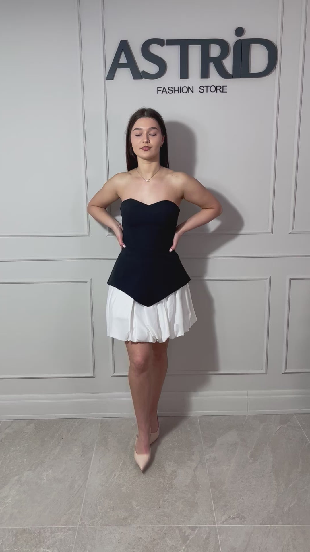 Set fustă albă și top negru cu fermoar la spate