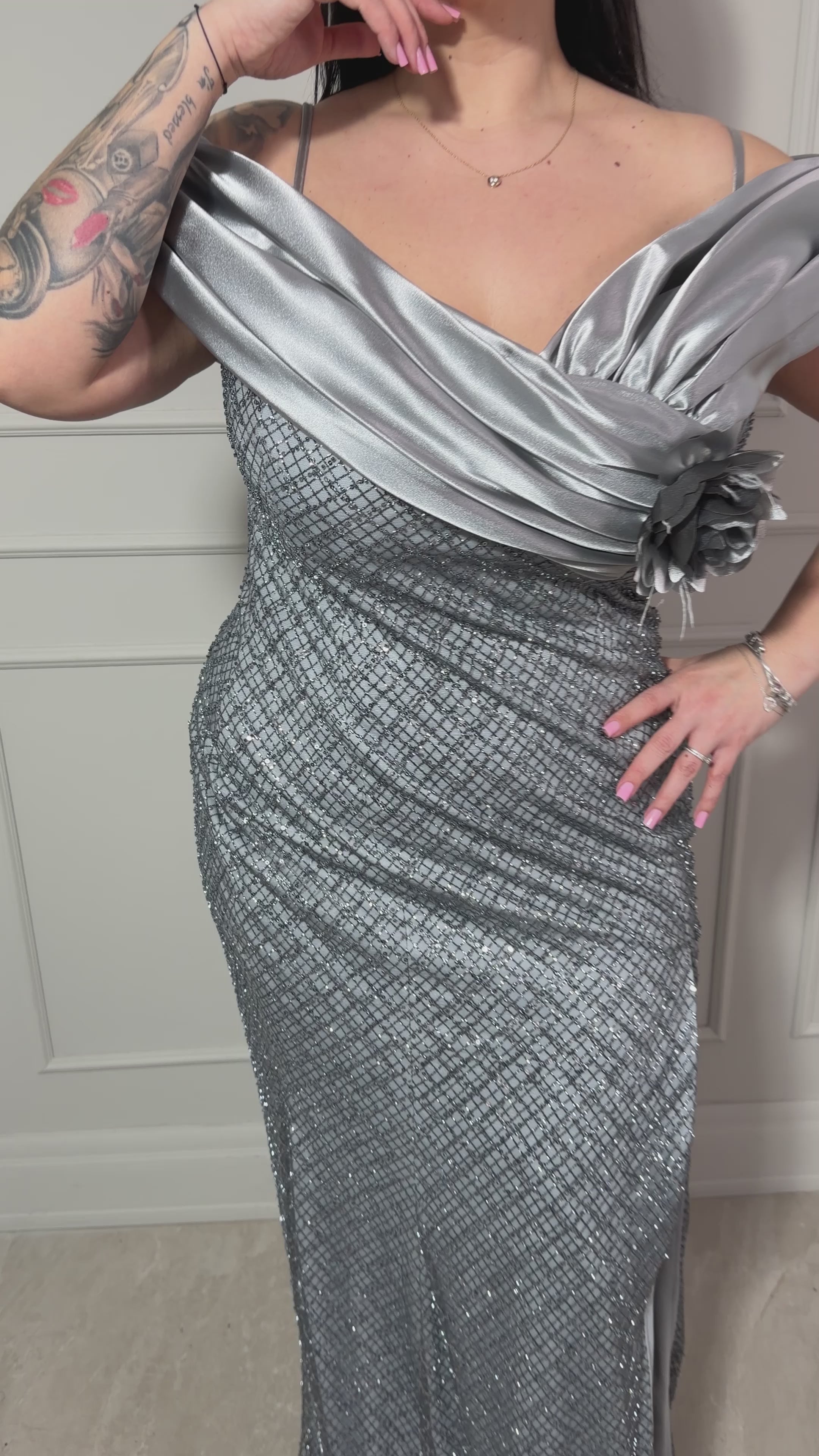 Rochie Monique lungă umăr căzut și aplicații paiete